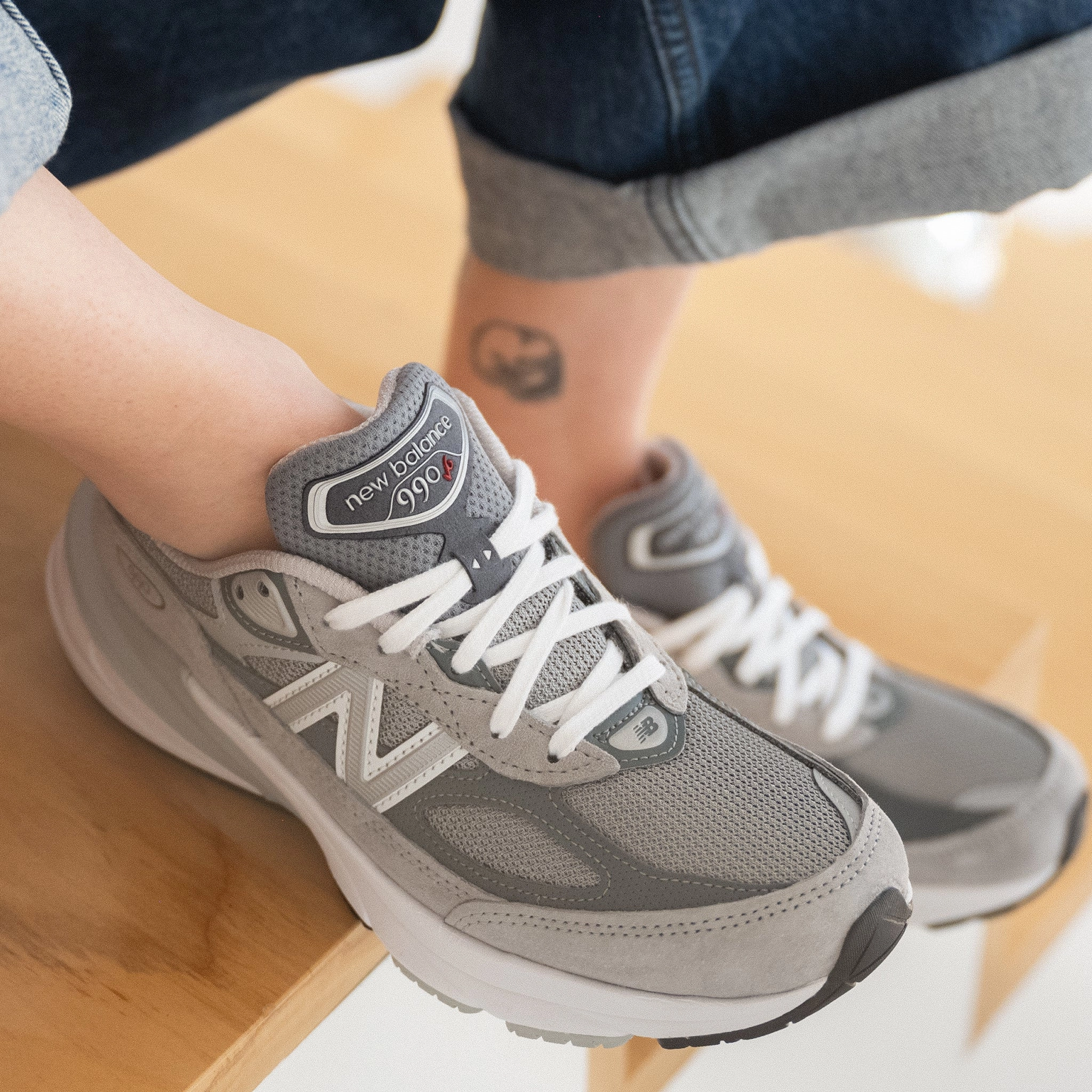 Women's The 990 V6 - Grey - Suede Regular Fit sports - specific benefits