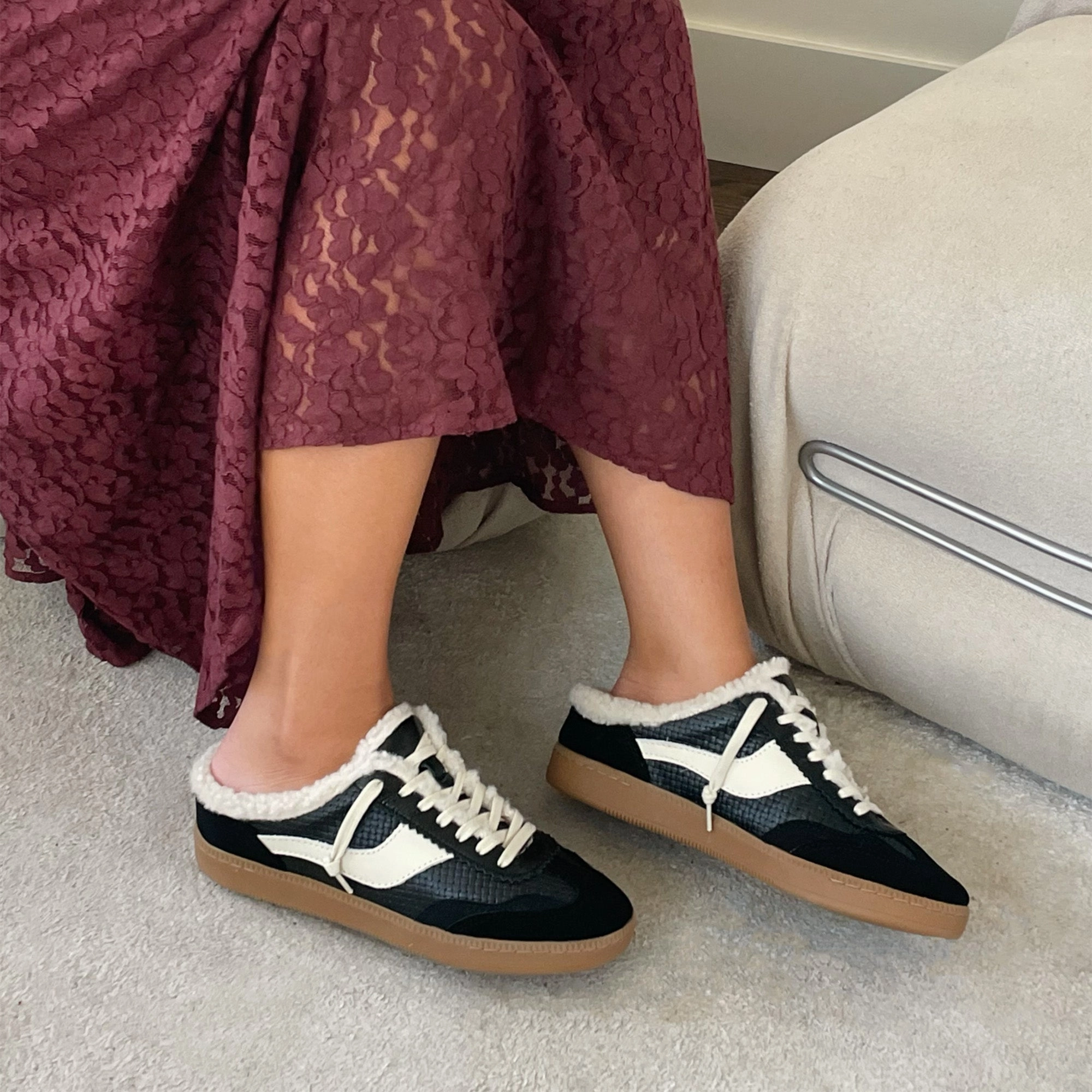 NOTICE SLIDE PLUSH SNEAKERS BLACK WOVEN LEATHER Ergonomic Build Urban Stroll