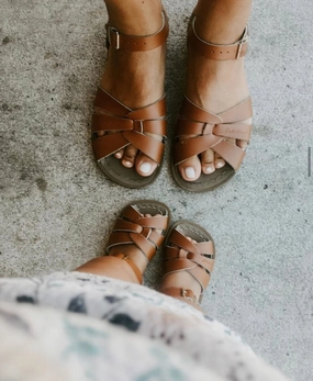 Wide Fit Option cold - weather shoes Toddler Size 4 - The Original Salt Water Shoe - Tan